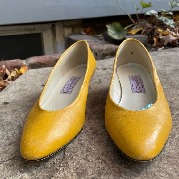 Vintage 60’s mustard yellow Pappagallo kitten heel pumps, size 7.5 - Picture 3 of 11